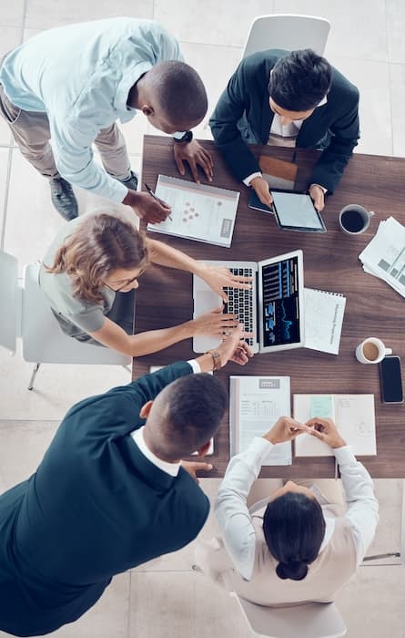 support.weHelpYouManageSection.altImageText